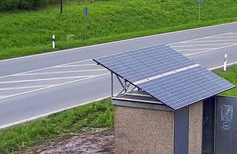 Waschbeton-Häuschen mit Solarmodulen auf dem Dach
